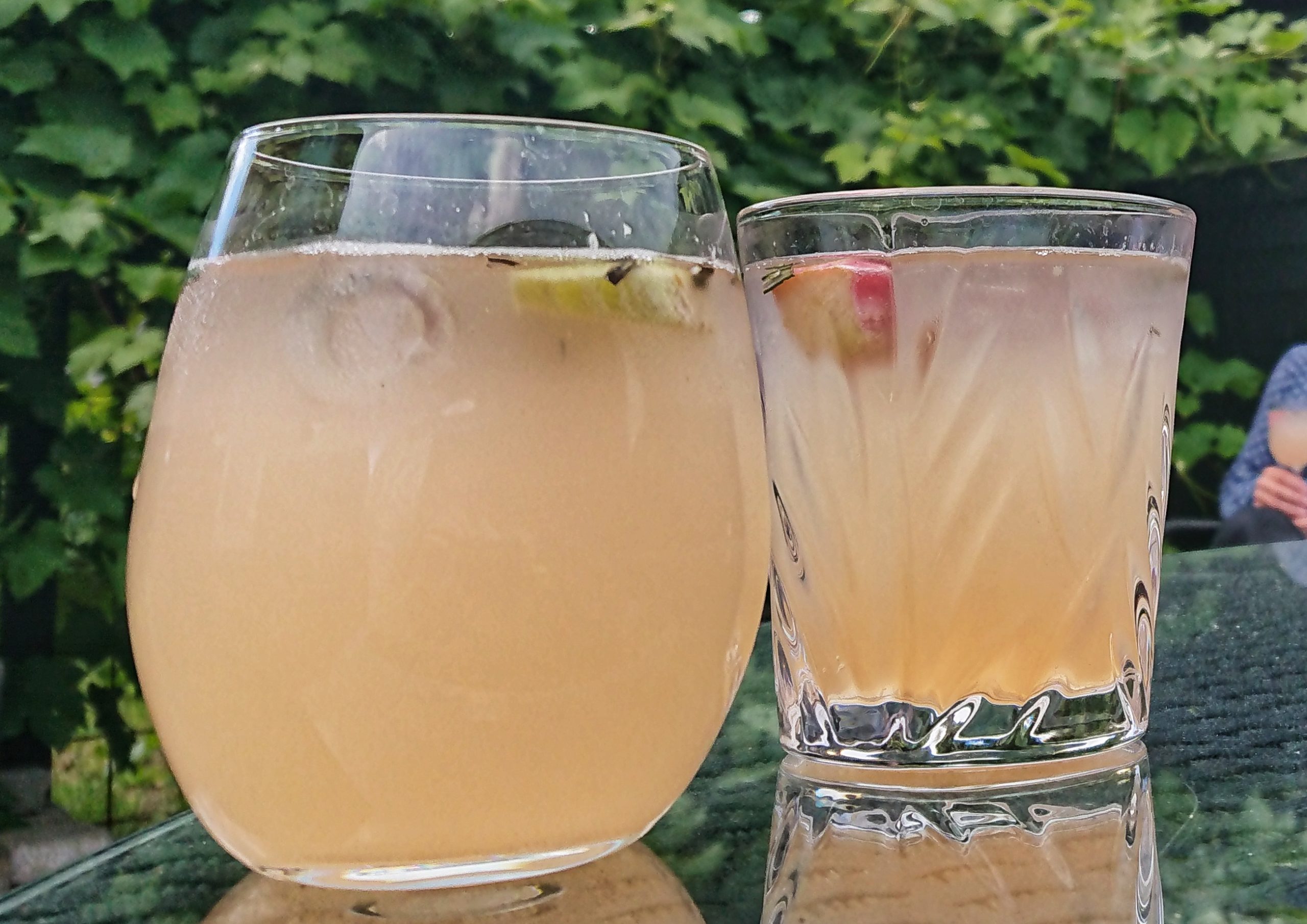Rabarber gin fizz med økologisk rabarberlimonade